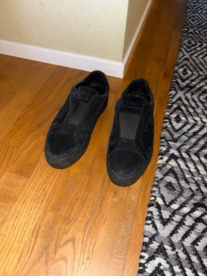 Axel arogato - Säljer ett par svarta Axel Arigato skor då dem inte längre kommer till användning. Skorna är använda men i väldigt fint skick. Skolådan och dustbag ingår.