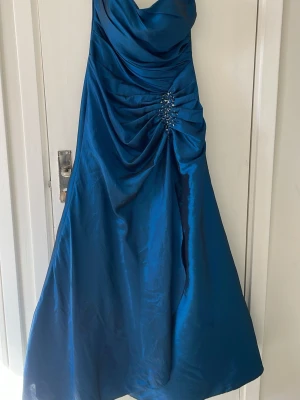 Balklänning  - Jätte fin balklänning i storlek S. Liten defekt bak vid dragkedjan (se bild 4) men  går att dra upp utan problem 