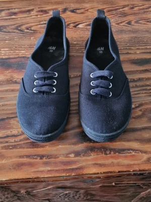 Sneakers i tyg - Sparsamt använda. Det är någon fläck på vänster skons utsida. Antagligen från att de har legat tillsammans med mer välanvända skor.  Stl 39