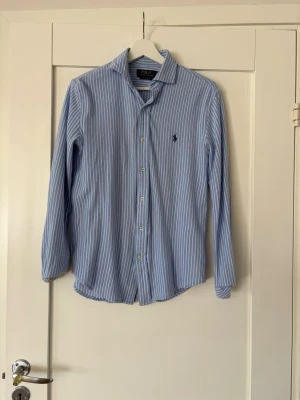 Blårandig skjorta Polo Ralph Lauren -  Blårandig skjorta från Polo Ralph Lauren i storlek xs.