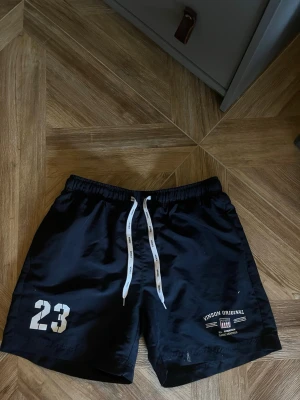 Mörkblå badshorts  - Mörkblå badshorts, aldrig använda! 