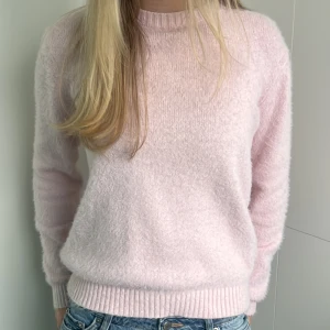 Ljusrosa fluffig stickad tröja - Supersöt ljusrosa stickad tröja med rund hals och långa armar 💓 Storlek: M (liten i storlek) 🫰
