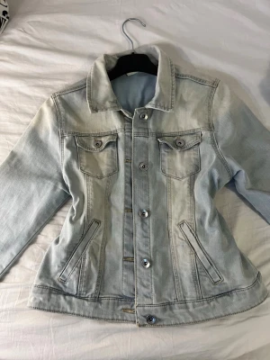 Ljusblå jeansjacka - Snygg ljusblå jeansjacka från Zara som är nästan aldrig använt då jag inte passar i jeansjackor. Hör av er för fler bilder och pris kan diskuteras vid snabb affär ❤️❤️