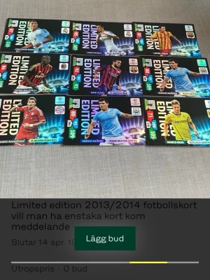 Limited Edition fotbollskort 2013/2014 kan sälja enstaka förhandling via meddalnde  - Samling med Limited Edition fotbollskort från säsongen 2013/2014. Korten har färgstark design med spelare som Cristiano Ronaldo, Gareth Bale, Sergio Agüero och fler. Svart bakgrund med holografiska detaljer och klubbmärken. Perfekt för samlare av fotbollsmemorabilia.