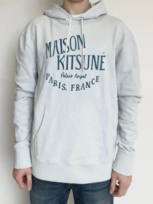 Maison Kitsuné Hoodie - Väldigt snygg och eftertraktad hoodie från maisonkitsune! Toppskick, inga defekter. Storlek Xl men sitter som L/M. Modellen är ca 182. Kontakta mig för fler frågor och funderingar!