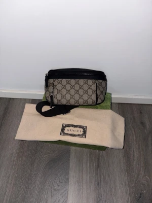 Magväska  - Väldigt fin och fräsch magväska knappt använd box och dustbag är inkluderad 