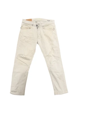 Dondup Chinos - Tjenare! Vi säljer dessa Dondup Chinos i en cremevit färg. Dessa har en längd på 92cm. Storlek: 34, Skick: 3/5. Hör av er vid frågor och funderingar. /Mvh Morëtti Co. 