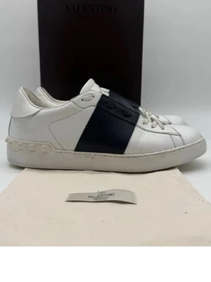 Valentino open - Riktigt feta Valentino i navy som har storlek 42 som passar perfekt nu till sommaren! Hör av er vid minsta fundering. Kontakt mig vid köp!