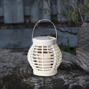 Vit Soldriven Lykta - Mysig soldriven lykta som kan hängas eller placeras på utemiljön!