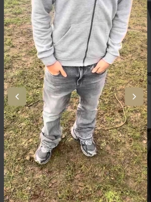 Grå raka jeans med slitningar - Säljer ett par grå jeans med rak passform och lätt slitna detaljer. Jeansen har klassisk femficksdesign och normal midja. Materialet är denim i bomull och färgen är tvättad grå, vilket ger en cool vintagekänsla.