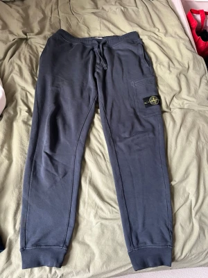 Stone Island sweatpants - Hej! Säljer nu mina i stort sätt nya Stone Island sweatpants då dem aldrig kommer till användning pågrund av fel storlek. Dem är köpte online på Stone Islands hemsida för cirka 3200kr mitt pris 1200kr. Size L/50