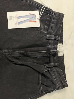 Svarta high waist jeans från Abrand - Säljer ett par svarta jeans från Abrand Jeans, modell A 94 High Straight. De har hög midja, raka ben och full längd. Klassisk femficksmodell med knappgylf och bälteshällor. Perfekta för en clean och avslappnad look.