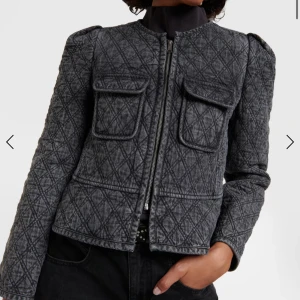 Jeansjacka Faded Black jacka från Isabel Marant Étoile - Snygg quiltad svart jacka från Marant Étoile med markerade axlar och två stora bröstfickor. Jackan har dragkedja framtill, lång ärm och ett rutigt mönster i tyget. Perfekt för dig som gillar en trendig och stilren look. Färgen framgår bäst på den första bilden. Knappt använd. Nypris är 6850kr