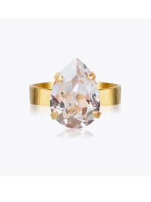 Guldfärgad ring med stor klar sten - Snygg guldfärgad ring med en stor, droppformad klar sten som fångar ljuset. Ringen har en bred skena och en modern, iögonfallande design. Perfekt för dig som vill sticka ut med dina accessoarer.
