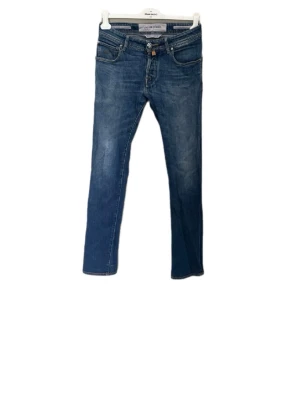 Jacob Cohen 622 jeans - Snygga blå jeans från Jacob Cohen med klassisk femficksmodell och raka ben. Jeansen har en lätt tvättad look och detaljerade sömmar på bakfickorna. Tillverkade i mjukt denimtyg som ger en skön passform. Model: 622/nick. Hål i högra fickan.