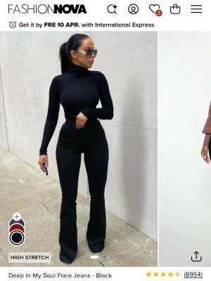 Svarta flare jeans från Fashion Nova - Säljer ett par svarta flare jeans från Fashion Nova med hög midja och tight passform upptill som går ut i utsvängda ben. Jeansen har hög stretch och klassisk femficksdesign. Perfekta för dig som vill ha en trendig siluett och bekväm känsla.