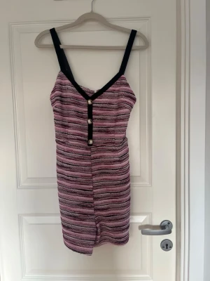 Randig rosa kortklänning med shorts - Säljer en snygg kortklänning med inbyggda shorts från ZARA