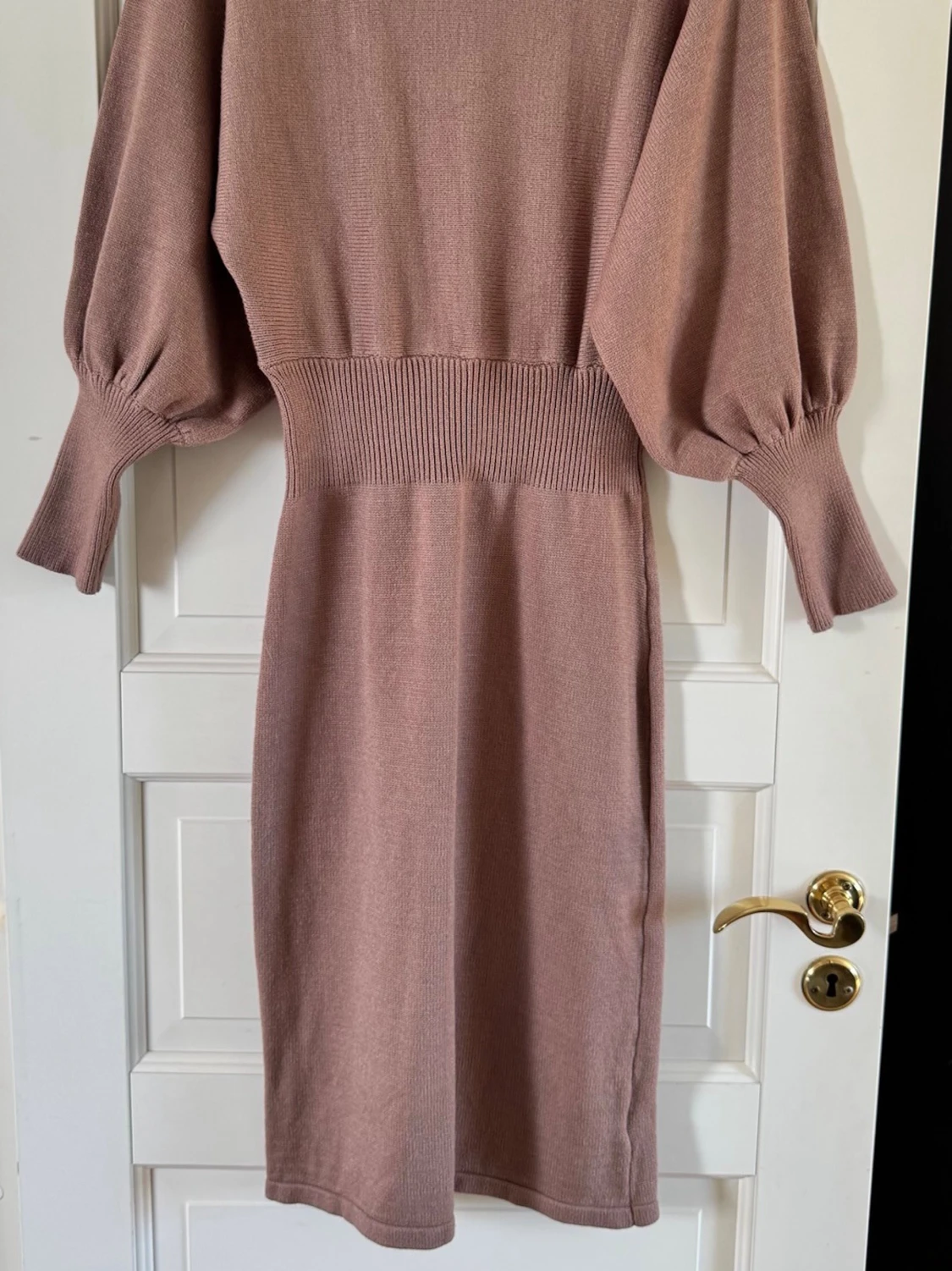 Beige/rosa stickad klänning med puffärm