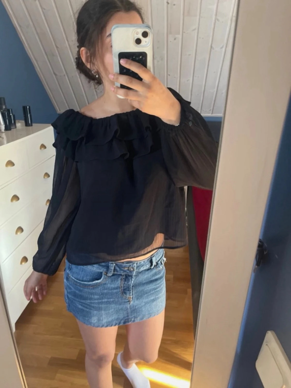 Svart offshoulder blus med volang - 2