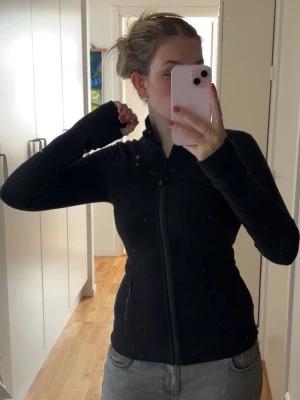 Svart define zipup från Lululemon - Säljer en svart ziptröja från Lululemon med figurnära passform. Tröjan har långa ärmar med tumhål och två fickor med dragkedja. Perfekt för träning eller som ett extra lager till vardags. Säljes då jag inte använder den. Perfekt skick, knappt använd. Köpt för 1280kr exkl frakt. Storlek är US 6, jag bär vanligtvis medium för referens