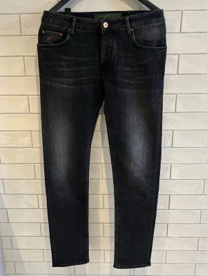 Handpicked Orvieto Jeans - Handpicked Orvieto | Storlek: 33 | Färg: Svart | Modell: Orvieto (slim) | Skick: Nya med tags | Modellen är 184cm 74kg | Nypris: 300€