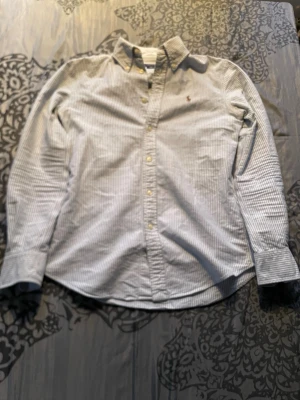 Ralph Lauren skjorta - Ljusblå/vit randig Polo Ralph Lauren skjorta, i storlek xs. Fint fint skick, nypris 1500kr+