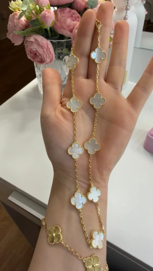 Van cleef halsband -     Elegant klöverhalsband pläterat med äkta 18K guld – den perfekta detaljen till varje outfit. ✨ Perfekt som studentpresent. Lådan på bilden samt Van Cleef-inspirerad tygpåse ingår vid köp.