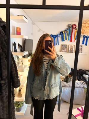 Ljusblå jeansjacka från Zara - Säljer nu min fina jeansjacka från Zara. Den är nästa helt oanvänd och i nyskick🥰 finns inte längre att köpa och nypris är 559kr❤️säljer endast då den inte kommit till användning 