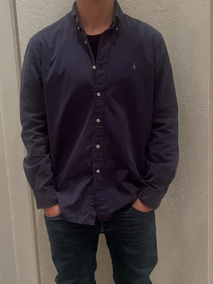 Mörkblå Ralph Lauren skjorta - Mörkblå Ralphlauren skjorta i storlek M