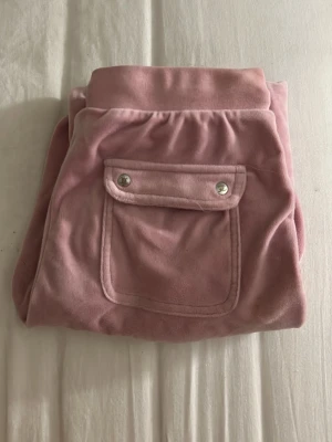 Ljusrosa juicy couture byxor - Snygga juicy coutore byxor i storlek 13-14 år. De passar bra på mig som är 165. Jag säljer eftersom jag inte tycker om dom på mig! Använda ungefär 3 gånger och är i nyskick. Nypris 900. Skriv innan köp! 