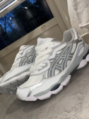 Asics Gel - ASICS Gel-NYC White/Oyster Grey    Storlek 42 EU   Helt nya, aldrig använda    Säljer ett par riktigt snygga och populära sneakers. Enkla att matcha och sitter skönt på foten tack vare GEL-dämpningen.  (Skynda innan det är slut) .    Pris kan diskuteras vid snabb affär 👍