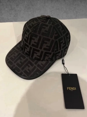 Fendi Keps  - Tjena säljer denna tvär snygga och helt nya Fendi kepsen. Kepsen har en tvär snygg design och är perfekt nu inför sommaren. Skriv gärna vid intresse! 