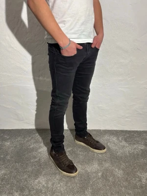 Replay jeans  - Ett par snygga jeans från Replay i storlek W33 L32 i modellen Anbbas hyperflex 