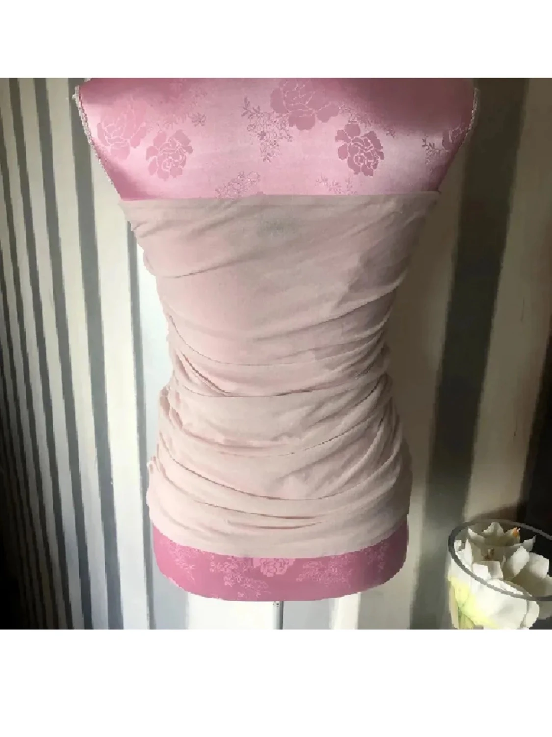 Ljusrosa axelbandslös topp med volanger - 2