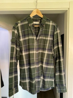 Grön rutig skjorta Jack & Jones - Grön rutig skjorta från Jack & Jones. Storlek L men funkar till M också.
