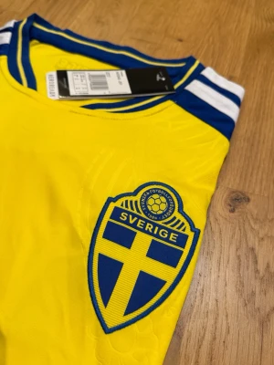 Sverigetröja Upplaga 2026 - Ladda upp inför världsmästerskapet med en fin Sverigetröja i nyskick. Bra kvalitet och skönt material! 