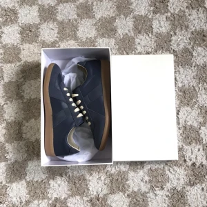 Maison Margiela gats - Ett par väldigt snygga mm gats i färgen pewter/navy. Skorna är tillverkade med äkta läder vilket gör skorna snyggare med tiden, även att de formas till din fot, perfekt till sommaren om man vill ha något stilren och lowkey. Tyvärr passar de inte mig då jag har storlek 44.5 vanligtvis. Priset är ej hugget i sten! 