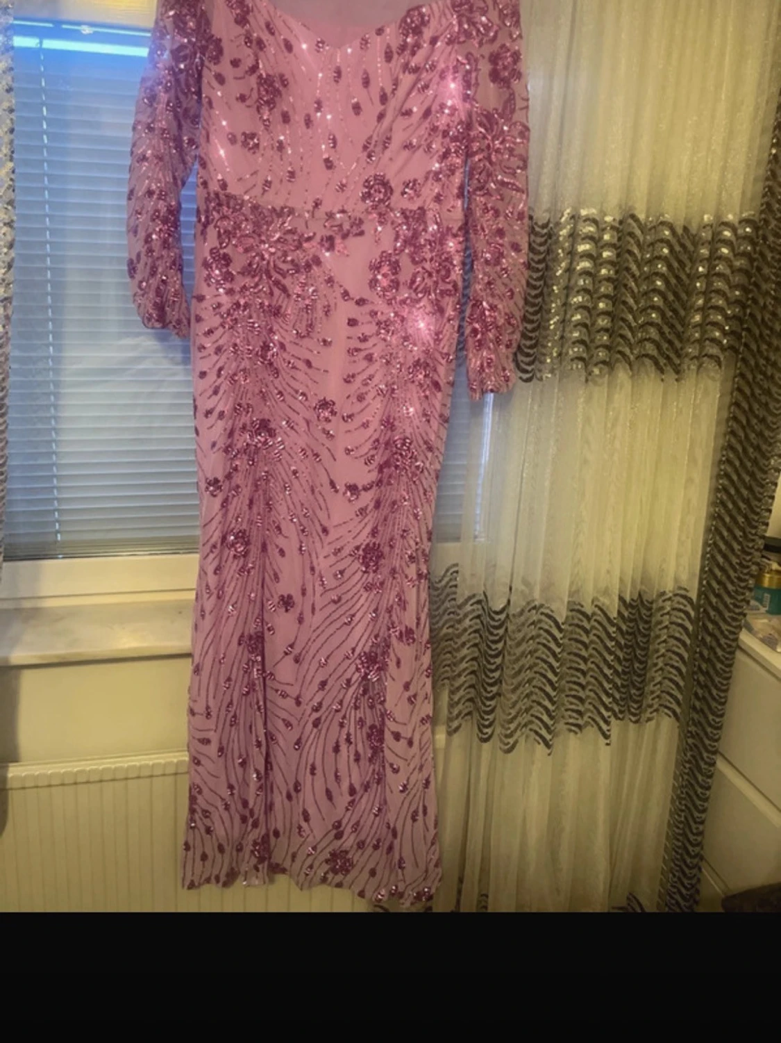 Lång rosa paljettklänning med blommor - 1