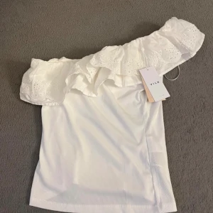 One shoulder topp - Helt ny one shoulder topp från vila Nypris:349kr💗