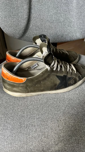Golden Goose olivgröna sneakers - Ett par golden goose superstars med en unik färgkombination dom är i relativt bra skick om man bortser sulan på högerskon som skulle krävas ta till en skomakare för reperation men annars är det inga problem