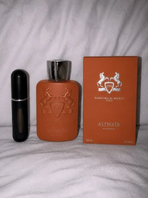 Parfums de Marly Althaïr EdP sample 5ml - ✨ Parfums de Marly Althaïr – 5ml Sample  Säljer 5ml sample av exklusiva Althaïr. Perfekt för dig som vill testa doften utan att köpa full flaska direkt.  Varm vaniljig doft med kanel och träiga noter. Inköpspris för full flaska ligger på ca 3000–3500kr.   ✔️ Smidig att ha med sig   ✔️ Stark hållbarh