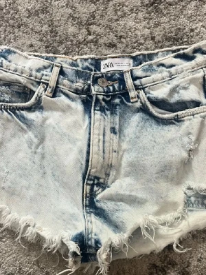 Jeansshorts från Zara - Säljer mina favorit jeansshorts från Zara som tyvärr blivit för små. Jättesnygga slitna kanter och tvättat mönster. 