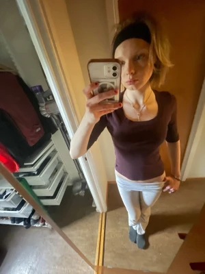 Mörklila topp med trekvartsärm - Snygg mörklila topp med trekvartsärm och rundad halsringning. Figurnära passform som framhäver siluetten. Perfekt att matcha med både jeans och kjol för en trendig look.❤️❤️❤️