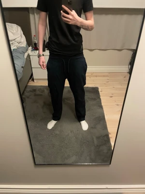 Mörkblåa linnebyxor från Dressmann - Mörkblåa linnebyxor med relaxed. Byxorna har två bakfickor med knapp och är gjorda i ett lätt och luftigt linnetyg. Storleken är S