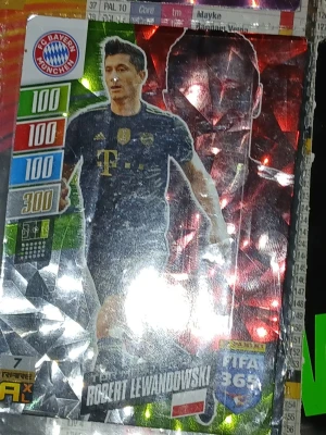 FIFA 365 samlarkort Robert Lewandowski - Samlarkort från Panini FIFA 365 med Robert Lewandowski i Bayern München-tröja. Kortet har glansig, holografisk yta med färger i rött, svart och silver samt klubbmärke och spelarens namn. Perfekt för dig som gillar fotboll och samlar på sportkort. Pris kan diskuteras