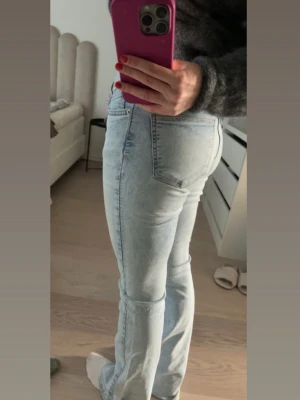 Ljusblå bootcut jeans - Ljusblåa bootcut jeans i låg/medelmidjat, från Gina Tricot. 