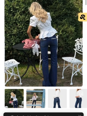 Mörkblå bootcut jeans med broderi - Snygga mörkblå bootcut jeans med vit spets detaljer på bakfickorna. De är långa och har en så fin blå färg. De är knappt använda och ifrån Filippa Montana kollektion med Meet Me there! Nypris 799 kr 🥰🥰