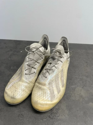 Adidas X 18.1 fotbollsskor - Adidas X 18.1 fotbollsskor säljes. Elite-modell. Storlek 44. Använts en del (se bilder) men fortsatt dugligt skick och kan användas, mestadels färgen som ändrats pga vit färg från början.
