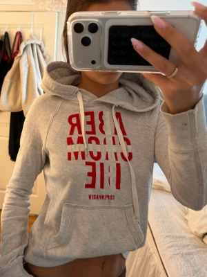 Abercrombie hoodie med text - Jättefin och skön hoodie som inte säljs längre, har några smådefekter (syns på bilderna) men går nog förhoppningsvis bort i tvätten🌸perfekt för sena sommarkvällar🫧FRI FRAKT