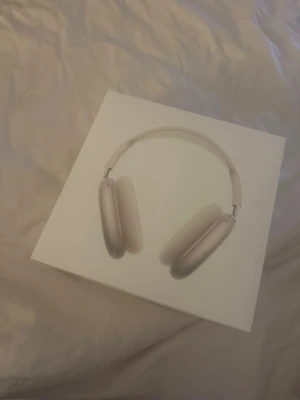 Apple AirPods Max Starlight - Nyskick + 5års garanti - Säljer mina AirPods Max i färgen starlight då de tyvärr inte används. Köpta i början av mars och endast använda en gång, alltså i princip nyskick utan repor eller skador.  Kvitto samt 5 års garanti finns och skickas med vid köp.  Det som ingår: • AirPods Max • Originalkartong • Originalfodral • Apple original laddkabel • Extra skydd runt hörlurarna (bild 7,8,9 visar hur dem ser ut på) • Extra hårt resefodral/väska • Kvitto + garanti  Hörlurarna fungerar perfekt och har alltid förvarats varsamt. 